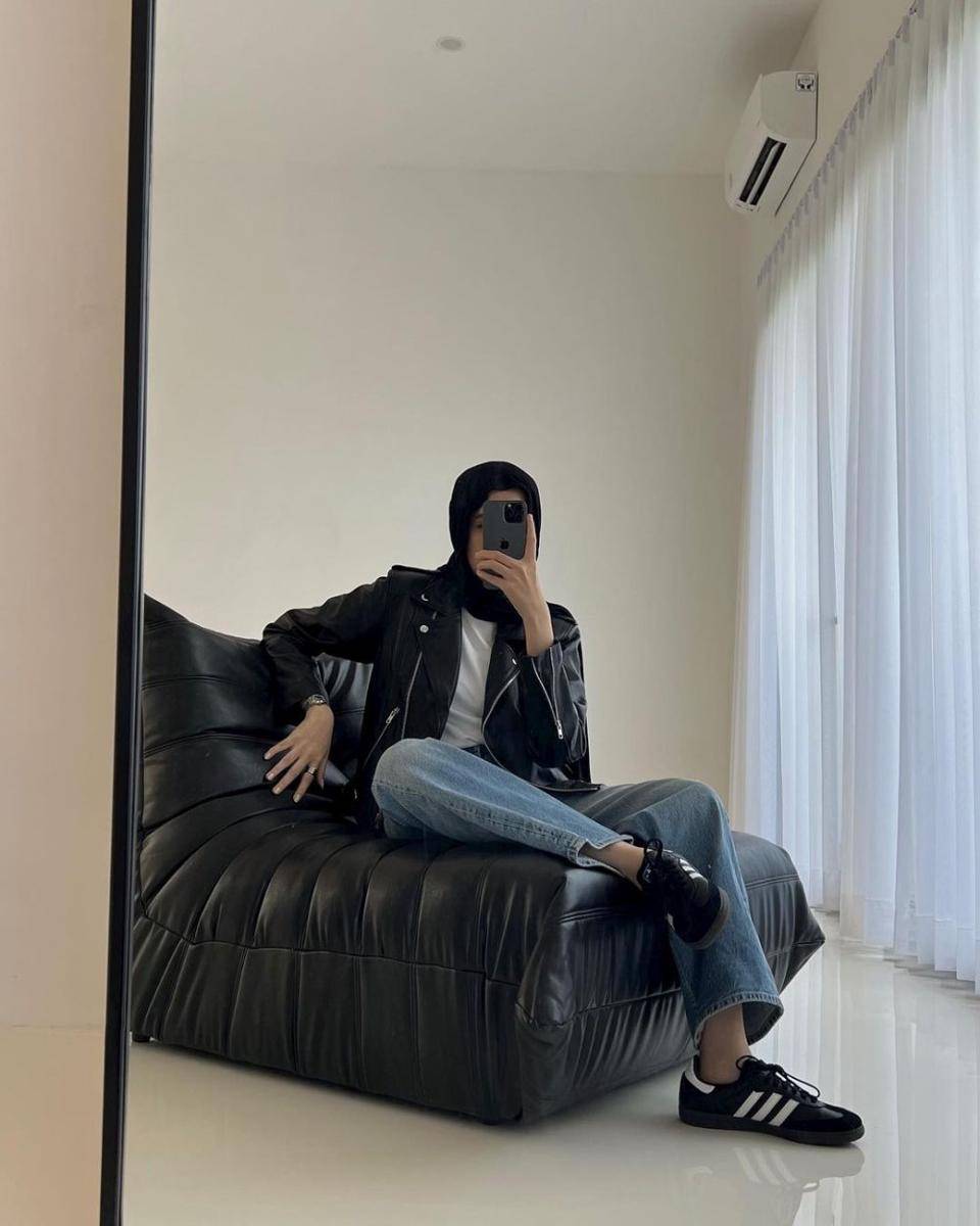 hijab style warna hitam ala Amelia Elle (instagram.com/ameliaelle)