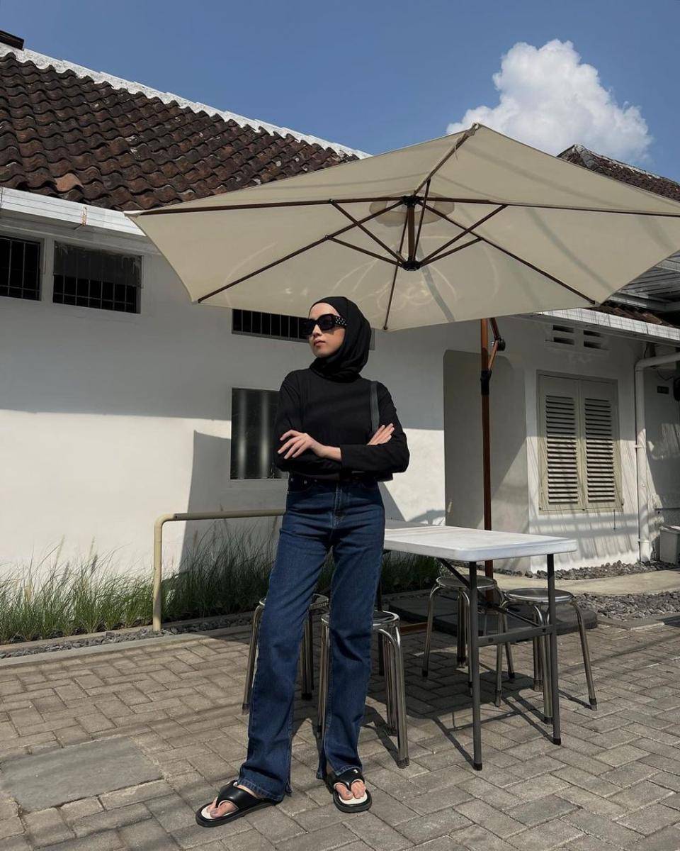 hijab style warna hitam ala Amelia Elle (instagram.com/ameliaelle)