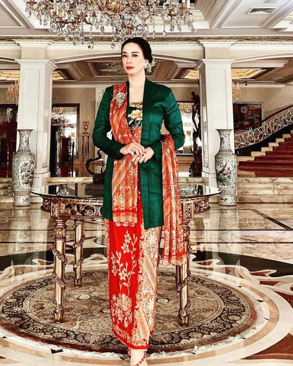 OOTD kain tradisional ala Donna Abdul Latief (instagram.com/donna.abdullatief)