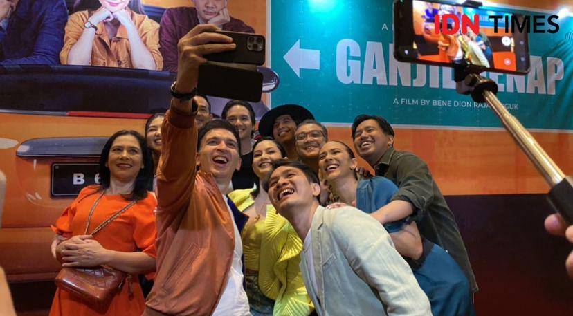 potret pemain bersama sutradara dan produser film Ganjil Genap (Dok. IDN TIMES/Alaya Vrida)