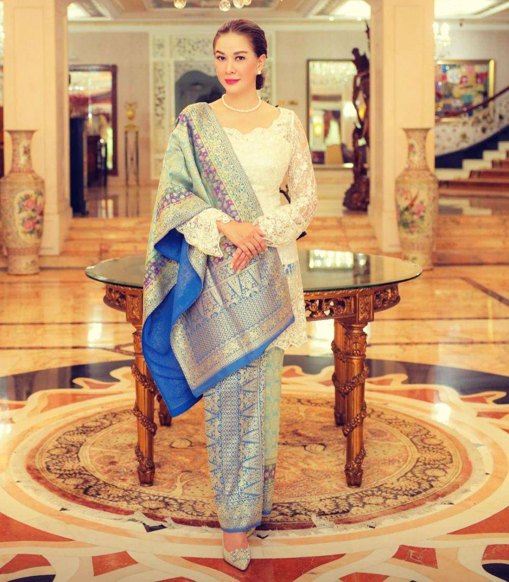OOTD kain tradisional ala Donna Abdul Latief (instagram.com/donna.abdullatief)
