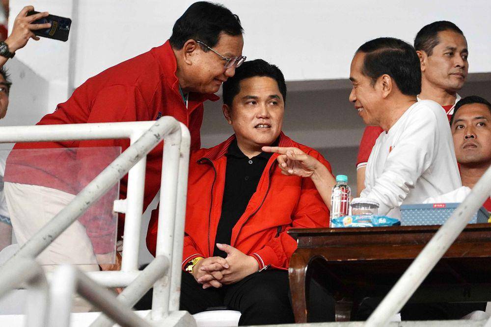 Presiden Joko Widodo (kanan) berbincang dengan Menteri BUMN sekaligus Ketua Umum PSSI Erick Thohir (tengah) dan Menteri Pertahanan Prabowo Subianto (kiri) saat menyaksikan laga FIFA Matchday Indonesia vs Argentina di Stadion Utama Gelora Bung Karno (SUGBK), Senayan, Jakarta, Senin (19/6/2023). (ANTARA FOTO/Dhemas Reviyanto)