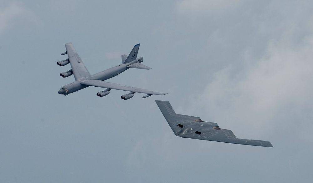 potret dua pesawat bomber strategis AU AS: B-52 Stratofortress (kiri) dan B-2 Spirit (kanan) yang sedang terbang formasi (commons.wikimedia.org/Sgt Samuel Rogers)