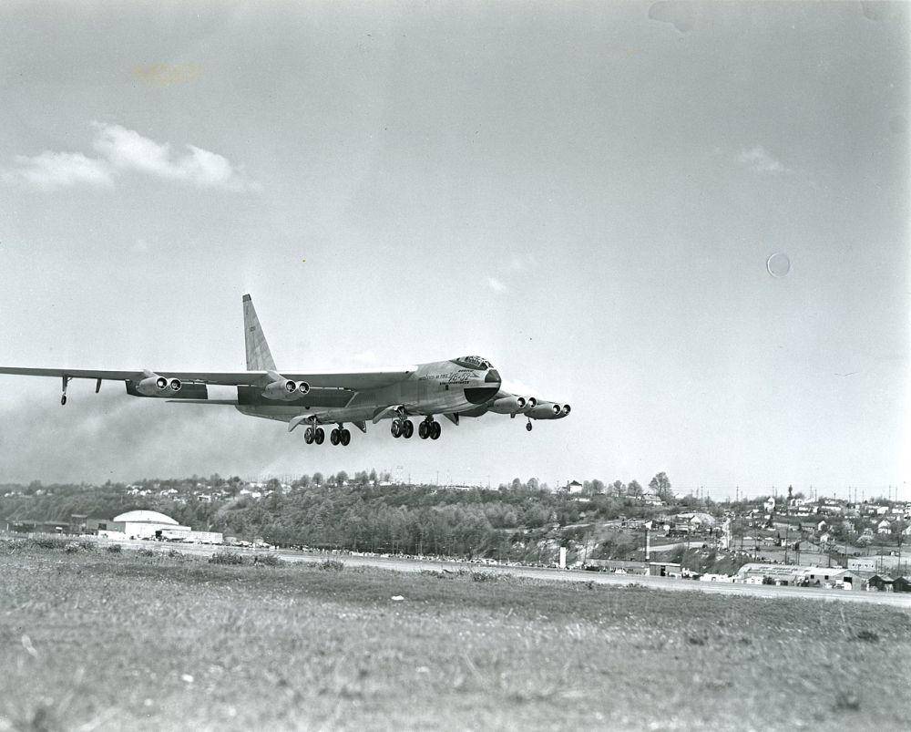 potret penerbangan perdana prototipe Boeing YB-52 Stratofortress di tahun 1952 (commons.wikimedia.org/AF GlobalStrike)