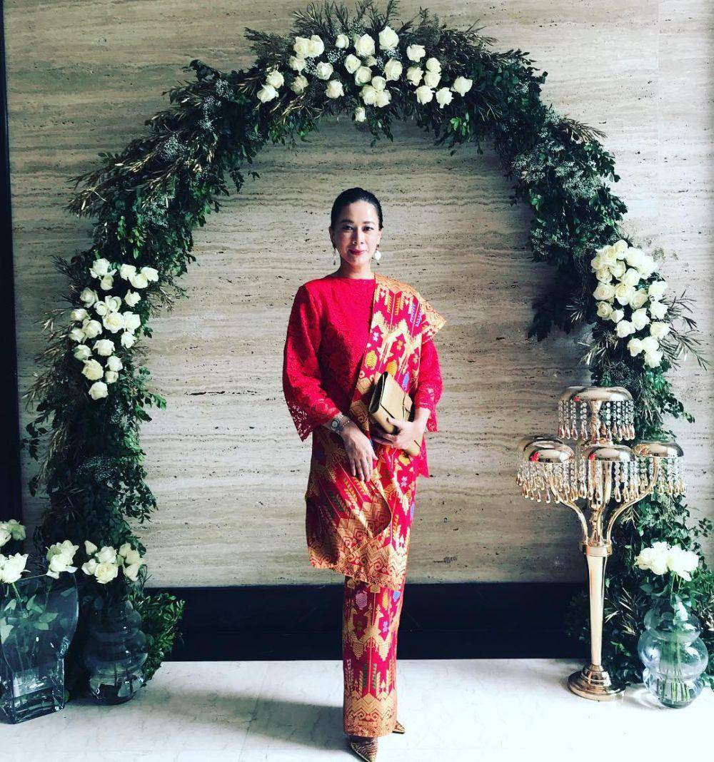 OOTD kain tradisional ala Donna Abdul Latief (instagram.com/donna.abdullatief)