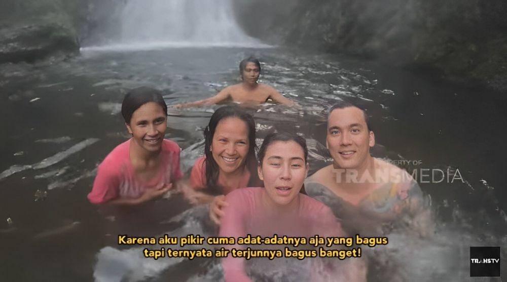 potret Syahnaz Sadiqah dan Rendy Kjaernett jadi host acara wisata (youtube.com/TRANS TV Official)