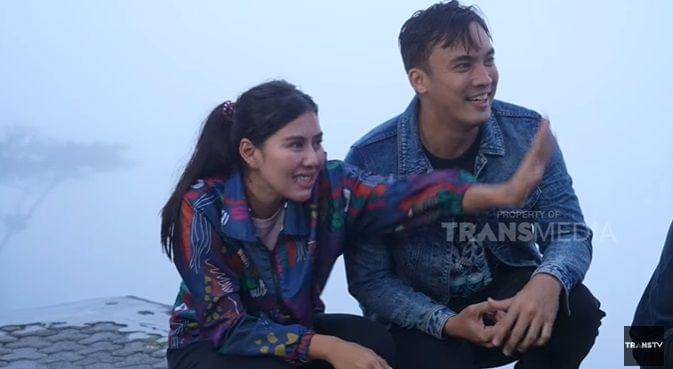 potret Syahnaz Sadiqah dan Rendy Kjaernett jadi host acara wisata (youtube.com/TRANS TV Official)