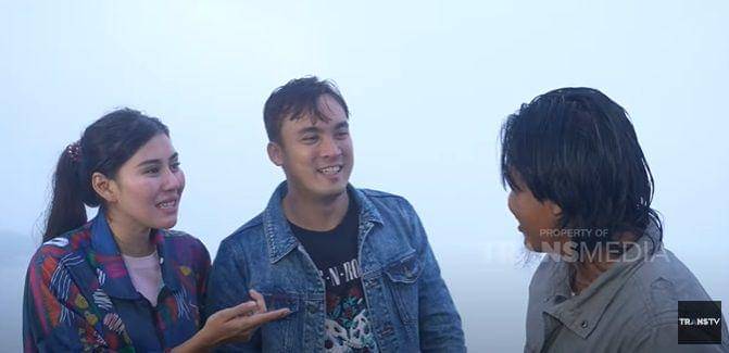 potret Syahnaz Sadiqah dan Rendy Kjaernett jadi host acara wisata (youtube.com/TRANS TV Official)