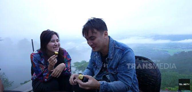 potret Syahnaz Sadiqah dan Rendy Kjaernett jadi host acara wisata (youtube.com/TRANS TV Official)