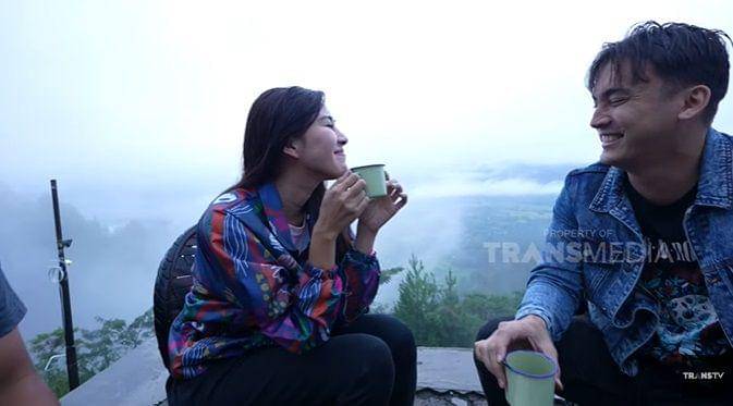 potret Syahnaz Sadiqah dan Rendy Kjaernett jadi host acara wisata (youtube.com/TRANS TV Official)