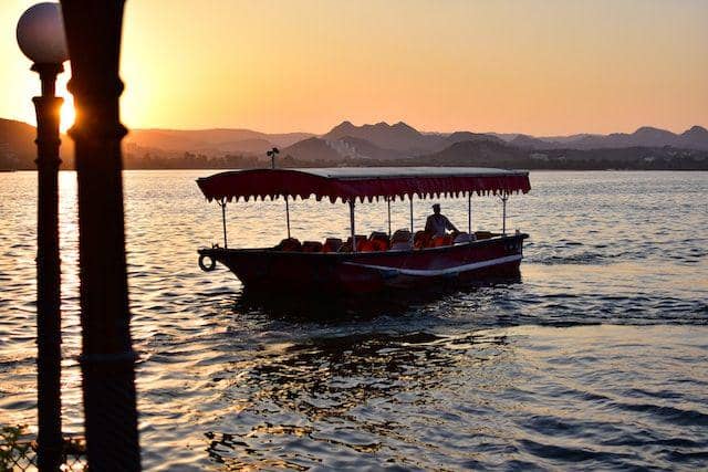 Kapal kecil di Danau Pichola, Udaipur (unsplash.com/Udayaditya Barua)