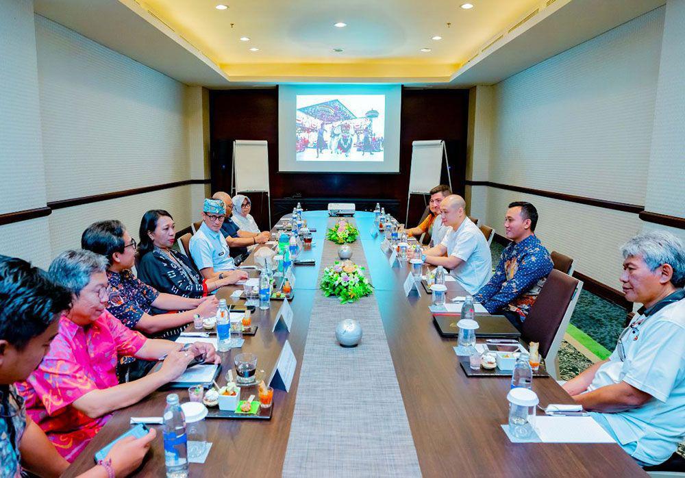 Menparekraf Sandiaga Uno menghadiri audiensi dengan perwakilan Atlas Beach Fest di Rama Room, Sheraton Kuta Bali, Minggu (18/6/2023). (Dok. IDN Times)