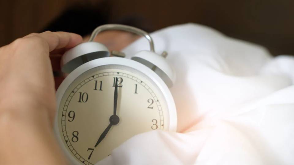 Jam alarm (pexels.com/Acharaporn Kamornboonyarush)