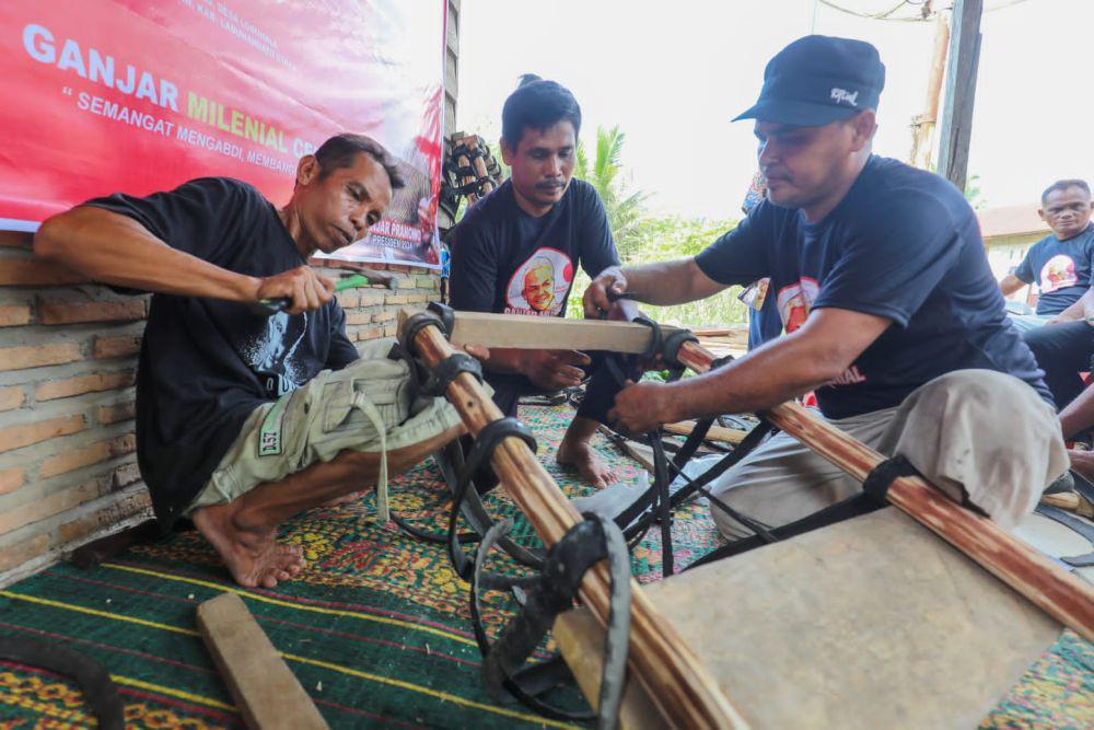Relawan Ganjar Latih Petani Buat Keranjang Kelapa Sawit di Labura