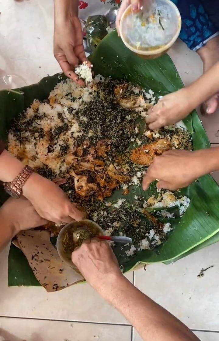 Potret warga menyantap bersama caos dhahar lorogendhing (youtube.com/DeeAy Kitchen)