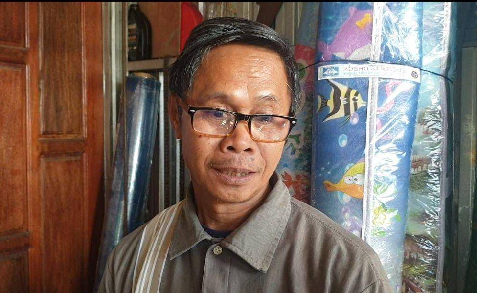 Isak Bantu, pemilik tokoh bangunan di Distrik Ilaga, Kabupaten Puncak, Papua Tengah. (IDN Times/Endy Langobelen)