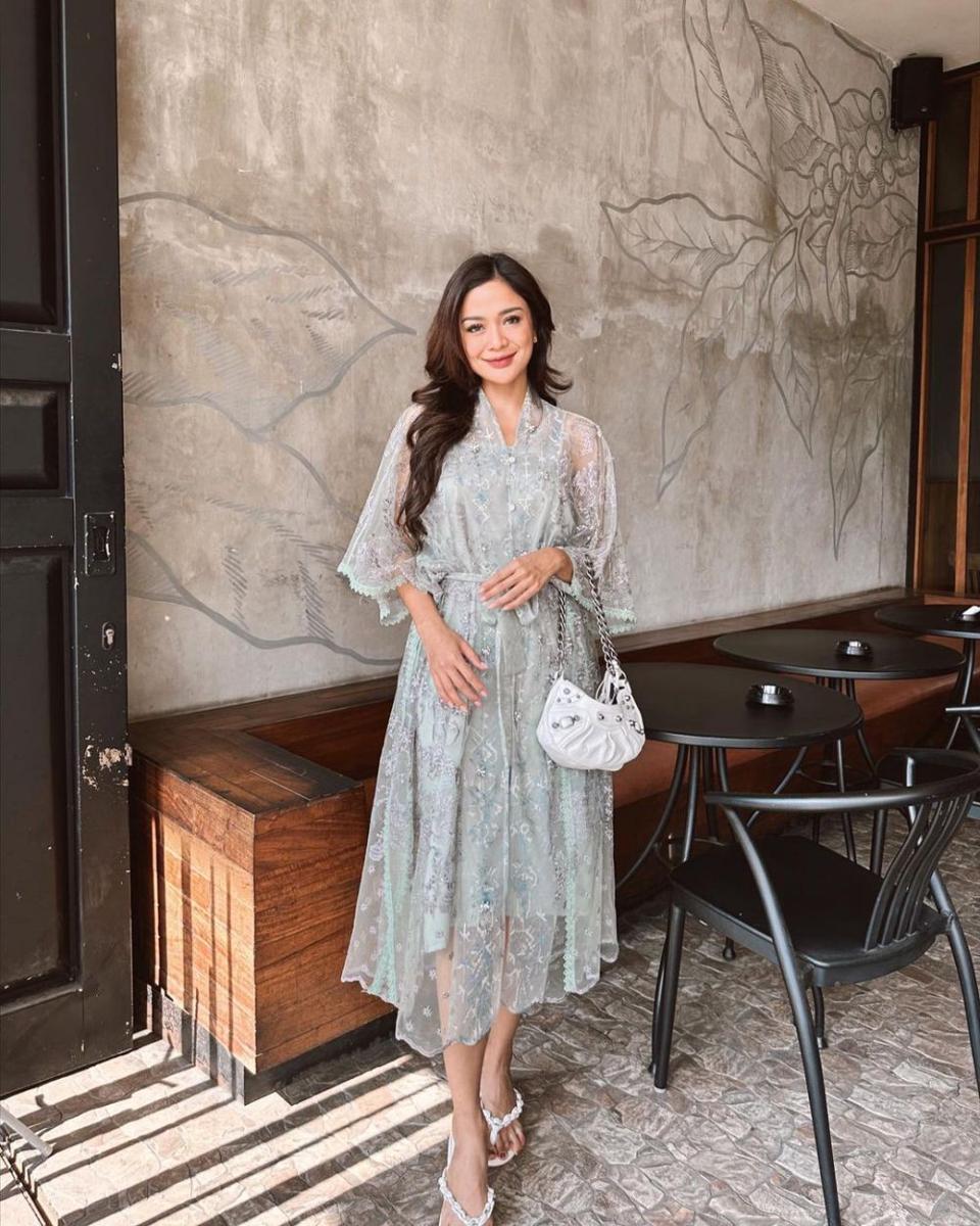 Baju pesta ala Andi Annisa (instagram.com/andiannsyah)