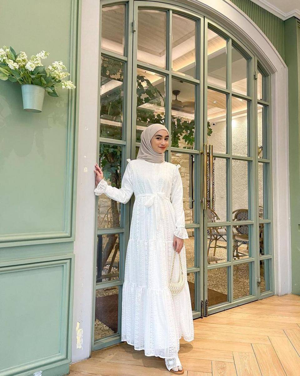 ide padanan gamis putih untuk Idul Adha (instagram.com/oliviafindas)