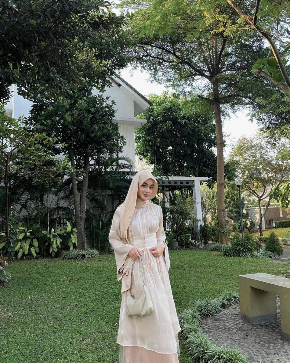 ide padanan gamis putih untuk Idul Adha (instagram.com/diniyaan)