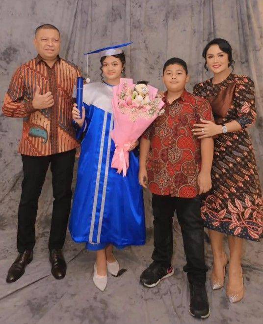potret wisuda Amora Lemos (instagram.com/krisdayantilemos)