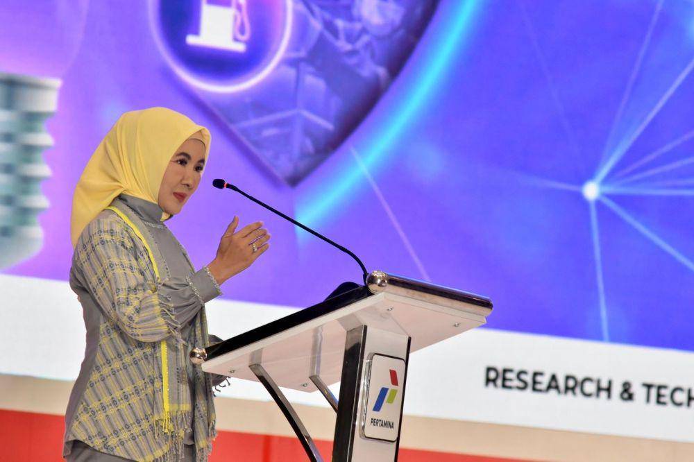 Direktur Utama Pertamina Nicke Widyawati memberikan keynote speech acara Pertamina RTI Collaboration Day yang diselenggarakan di Ballroom Grha Pertamina. Kamis (22/06/2023). (Dok. Pertamina)