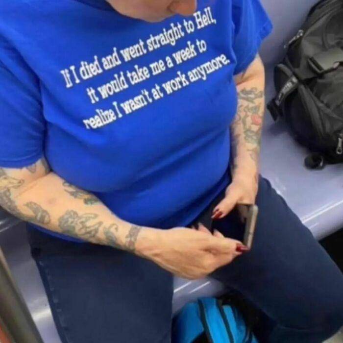 potret kaus berisi kutipan lucu (instagram.com/chaoticshirts)