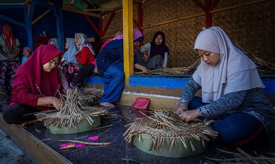 Mencari Nafkah dari Limbah, Usaha Kreatif Anyaman Eceng Gondok