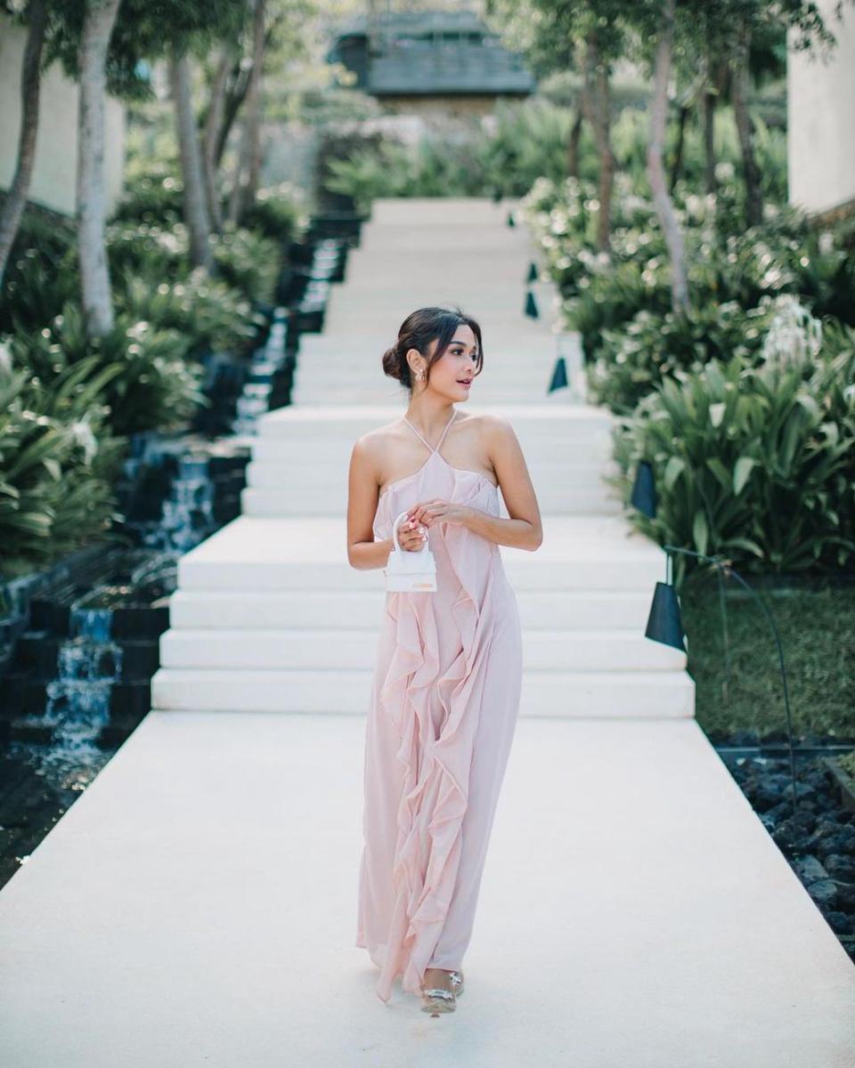 Baju pesta ala Andi Annisa (instagram.com/andiannsyah)