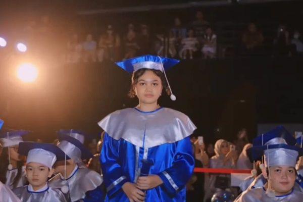 9 Potret Wisuda Amora Lemos, Didampingi Kris Dayanti dan Raul Lemos