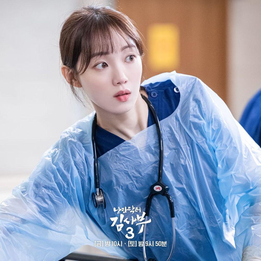 9 Harga Outfit Lee Sung Kyung di Drakor Dr. Romantic 3, Smart Casual