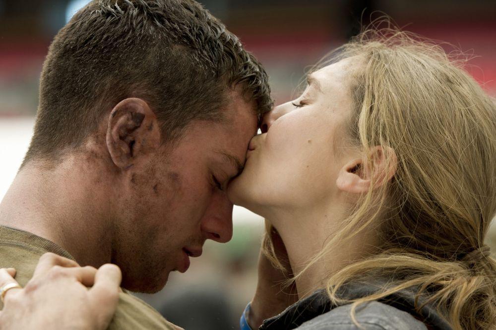 Aaron Taylor-Johnson dan Elizabeth Olsen dalam film Godzilla (dok. Legendary Pictures/Godzilla)