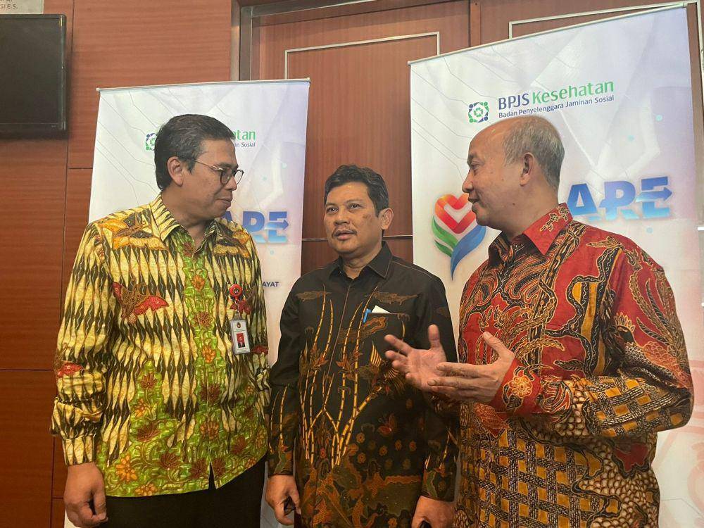 Direktur Utama BPJS Kesehatan Ghufron Mukti, Direktur Teknologi Informasi BPJS Kesehatan Edwin Aristiawan, serta Deputi Bidang Koordinasi Peningkatan Kesejahteraan Sosial Kementerian Koordinator Pembangunan Manusia dan Kebudayaan Republik Indonesia, Nunung Nuryartono. (Dok. BPJS Kesehatan)