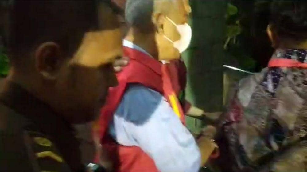 (Kejati Sumsel saat menahan dua eks petinggi PTBA pada Rabu malam) IDN Times/istimewa