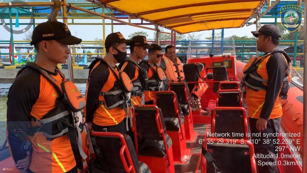 Sejumlah personnel tim SAR Jepara saat menyusuri Laut Karimunjawa untuk melacak keberadaan nelayan asal Mlonggo yang hilang selama tiga hari. (IDN Times/Dok Humas Basarnas Semarang)