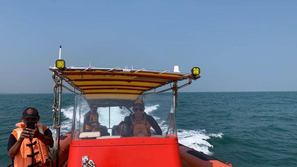 Regu SAR Jepara saat naik perahu untuk melacak nelayan asal Mlonggo yang hilang di Karimunjawa. (IDN Times/Dok Humas Basarnas Semarang)