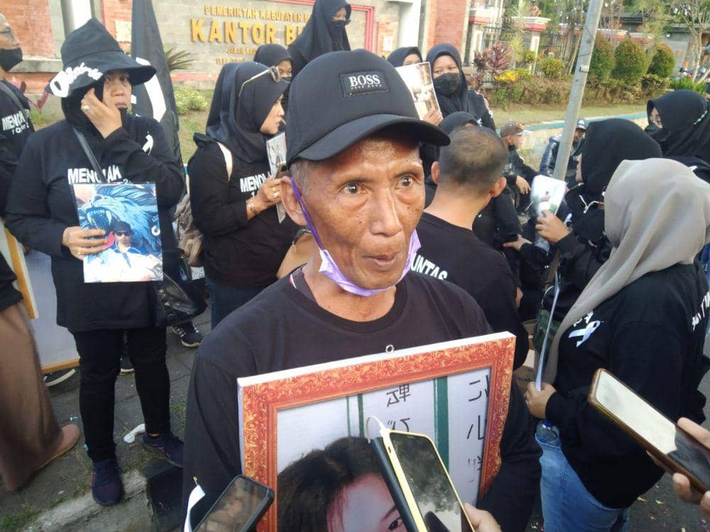 Sunari, salah satu keluarga korban Tragedi Kanjuruhan. (IDN Times/Rizal Adhi Pratama)