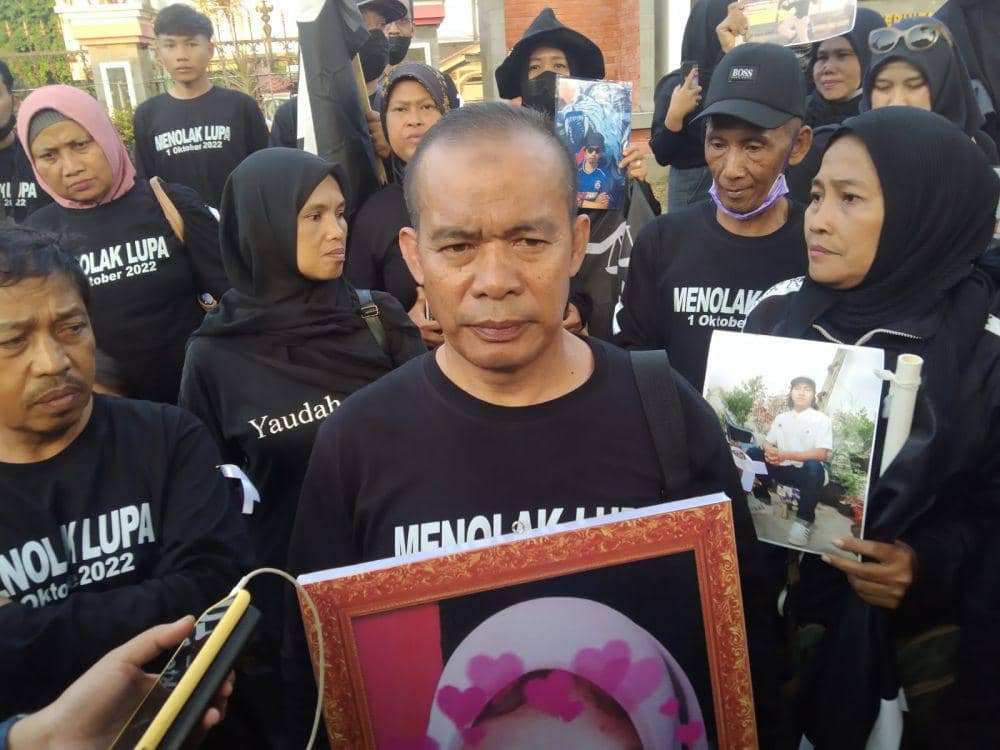 Sanuar, salah satu keluarga korban Tragedi Kanjuruhan. (IDN Times/Rizal Adhi Pratama)