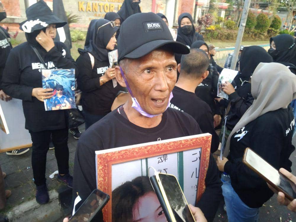 Sunari, salah satu keluarga korban Tragedi Kanjuruhan. (IDN Times/Rizal Adhi Pratama)