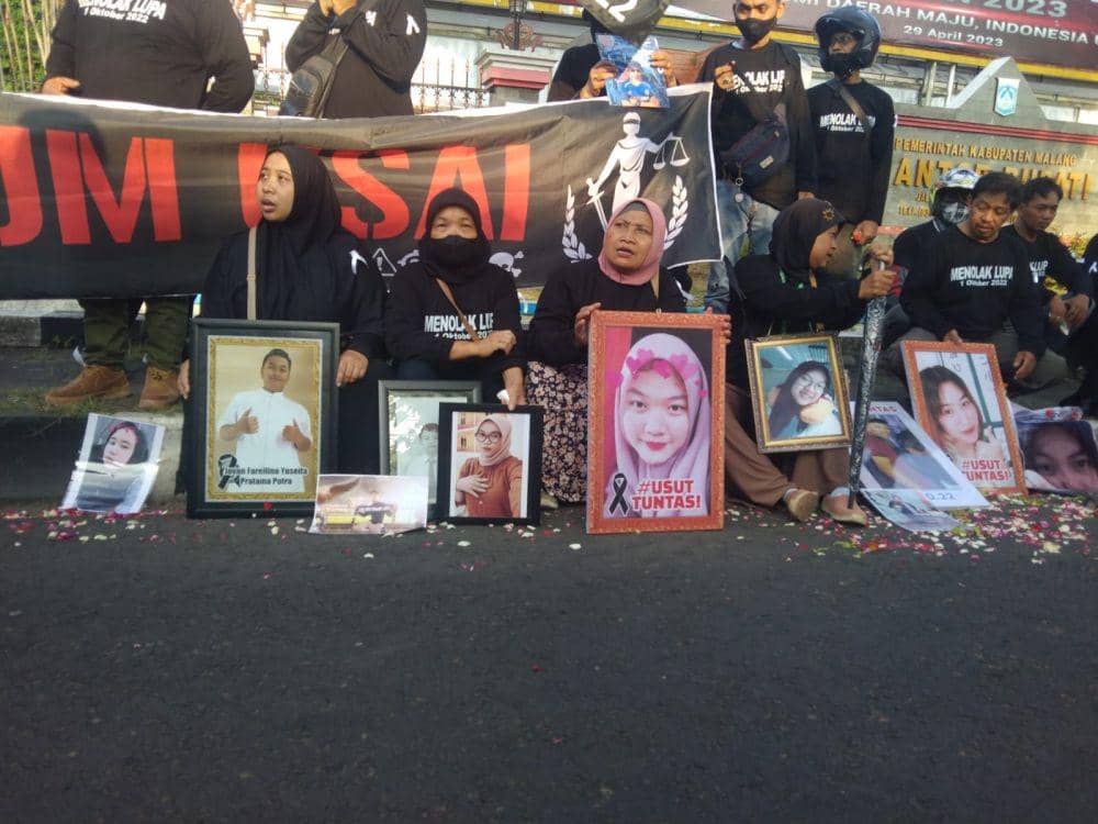 Aksi Kamisan Tragedi Kanjuruhan di depan Kantor Bupati Malang. (IDN Times/Rizal Adhi Pratama)