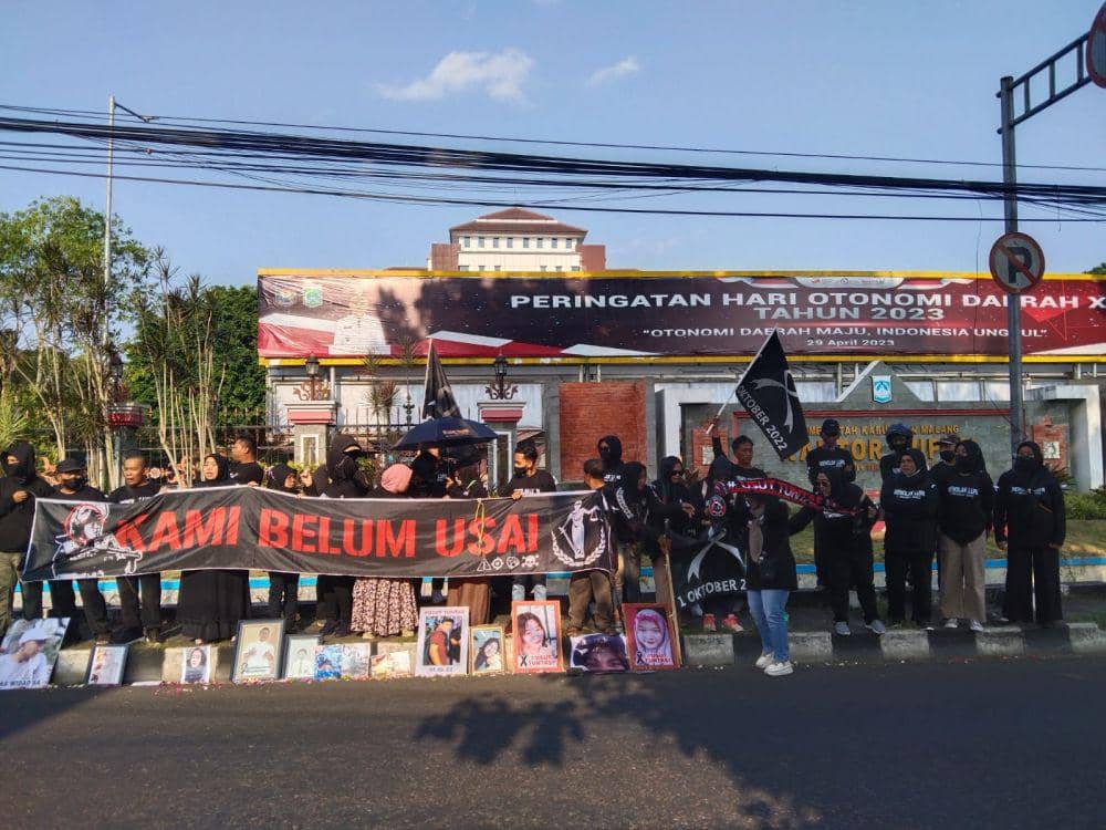 Aksi Kamisan Tragedi Kanjuruhan di depan Kantor Bupati Malang. (IDN Times/Rizal Adhi Pratama)