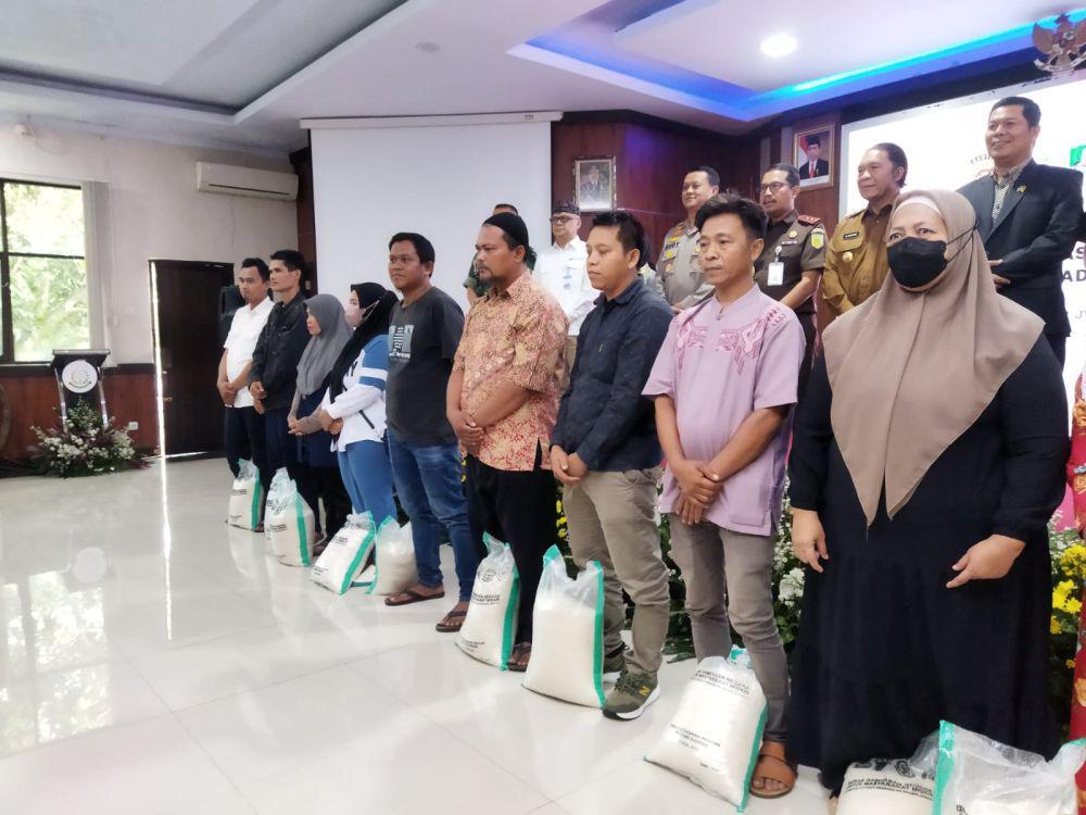 57 Ton Beras Hasil Sitaan Dibagikan ke Masyarakat Miskin