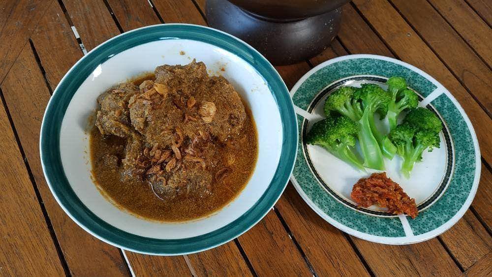 lapis daging surabaya (instagram.com/frozensbya)