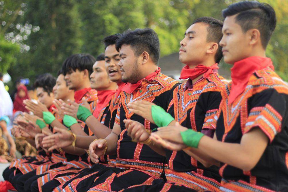 ilustrasi tari saman (wikimedia.org)