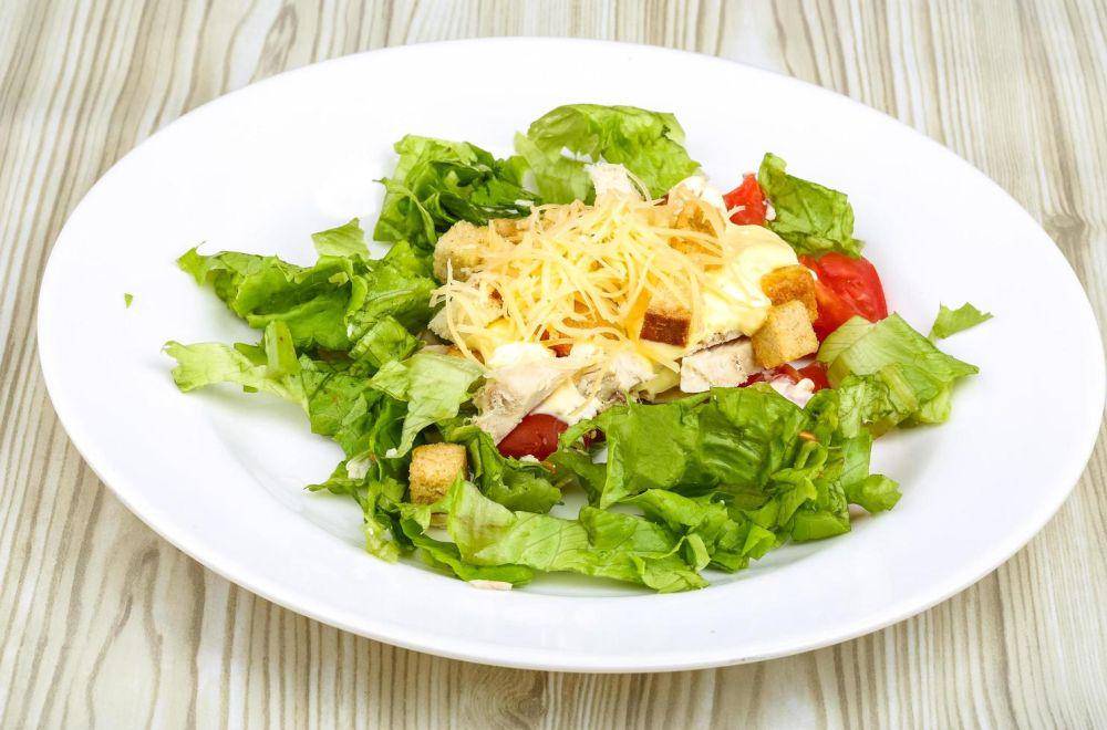 ilustrasi salad (vecteezy.com/Andrey Starostin)