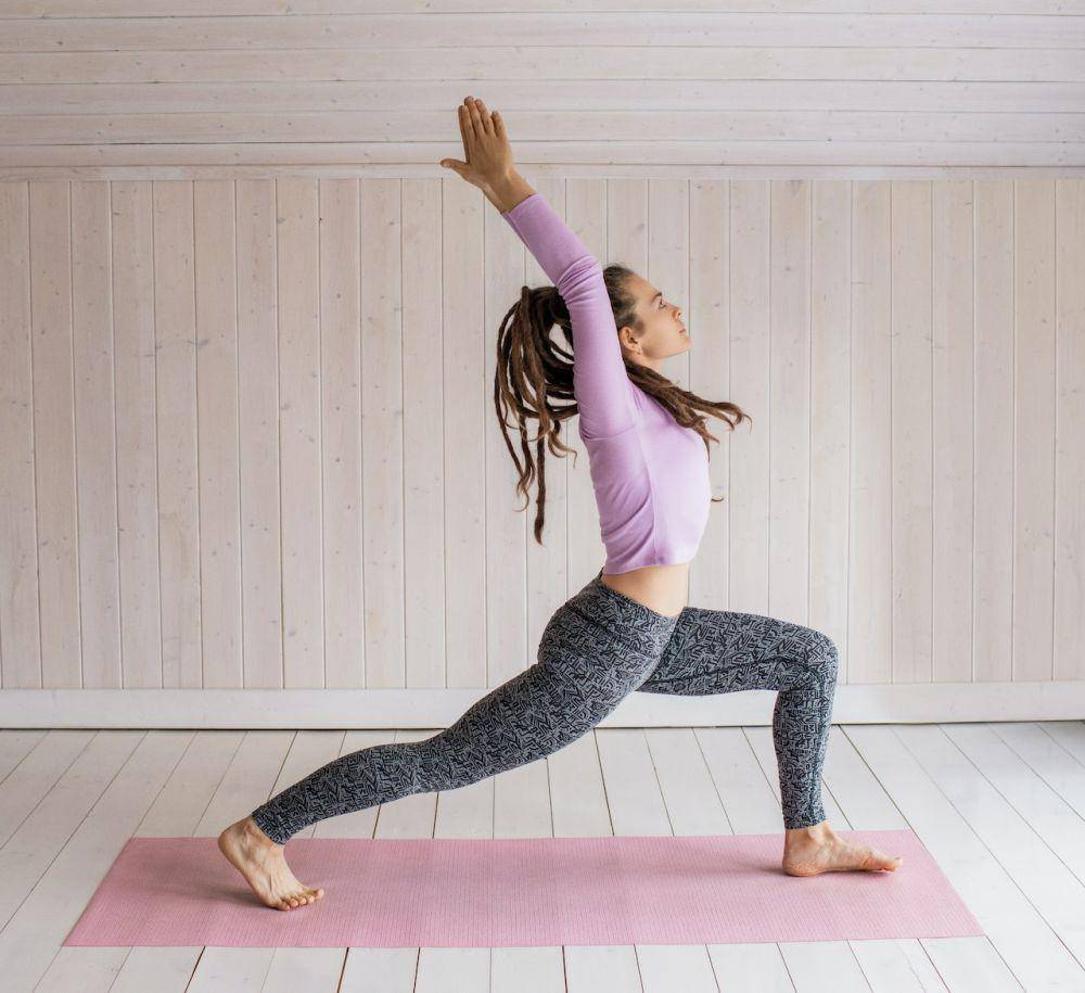 ilustrasi pose yoga virabhadrasana (pexels.com/Alexy Almond)