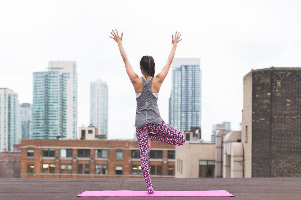 ilustrasi pose yoga vriksasana (pexels.com/Burst)