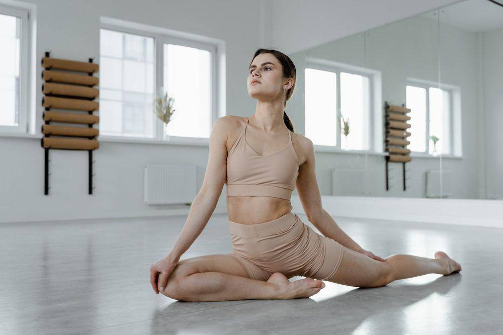 ilustrasi pigeon pose (pexels.com/MART PRODUCTION)