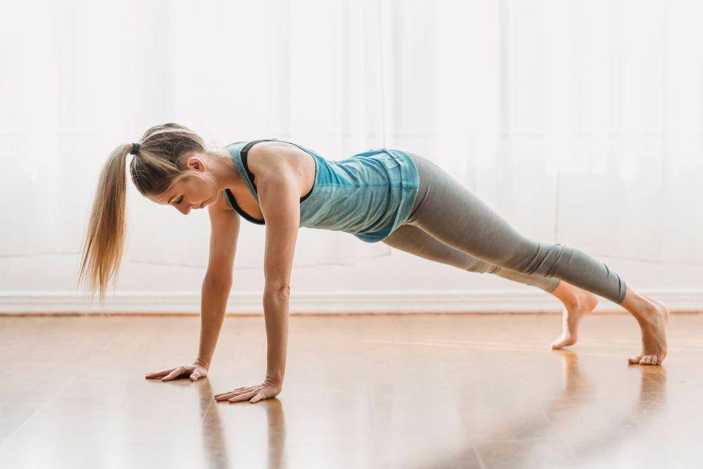 ilustrasi pose yoga kumbhakasana atau plank (pexels.com/Marta Wave)
