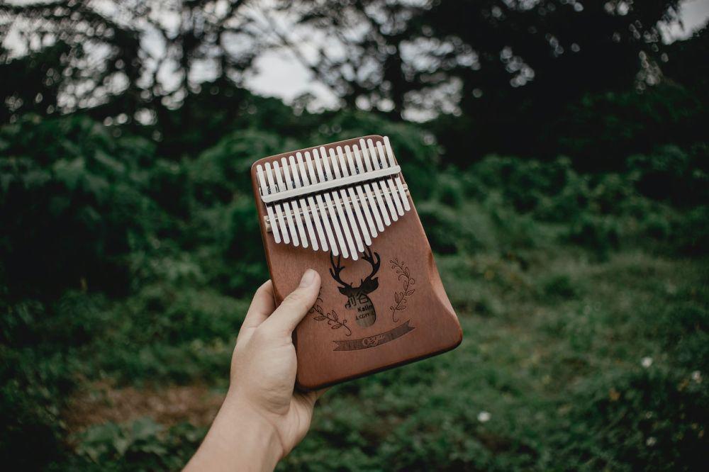 5 Rekomendasi Kalimba Terbaik, Suara Merdu dan Harganya Murah!