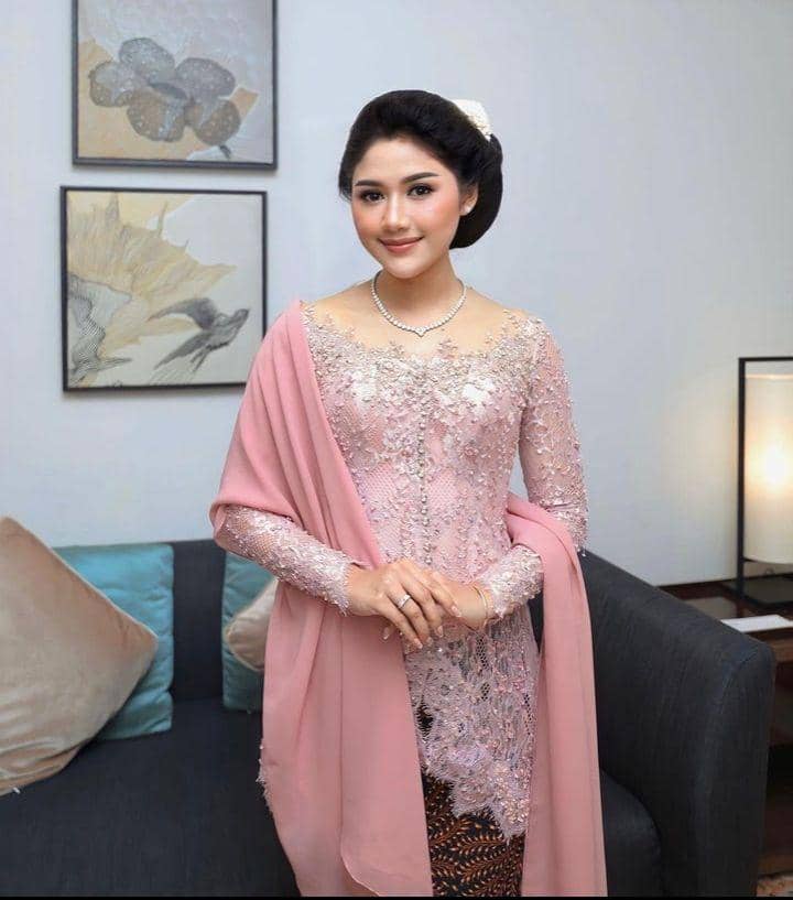 Kebaya Erina Gudono (Instagram.com/erinagudono)